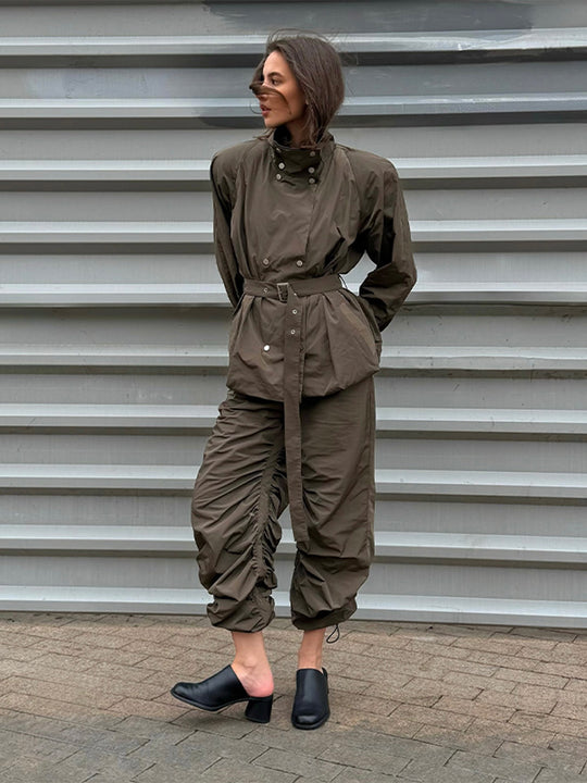 Damen modische Utility-Jacke mit Taillengürtel und trendy Knopfdetails R&B