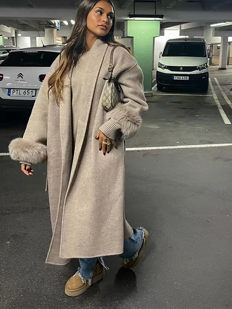 Damen Eleganter Wollmantel mit luxuriösen Pelzärmeln R&B