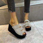 Damen Wedge-Pantoletten mit breiten Riemen und komfortablem Fußbett R&B