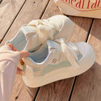Damen Sneaker mit verspieltem Design und plüschigen Details