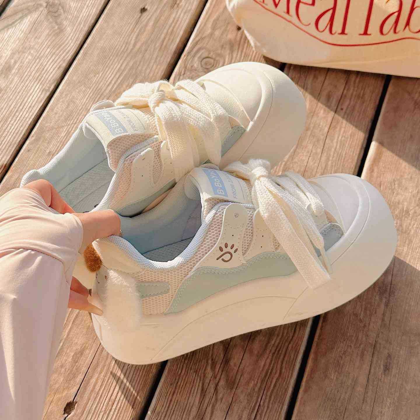 Damen Sneaker mit verspieltem Design und plüschigen Details