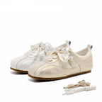 Damen flache Sneakers mit eleganter Perlenschmuck-Applikation R&B