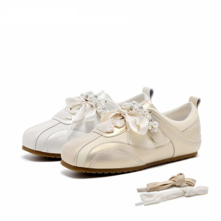 Damen flache Sneakers mit eleganter Perlenschmuck-Applikation R&B