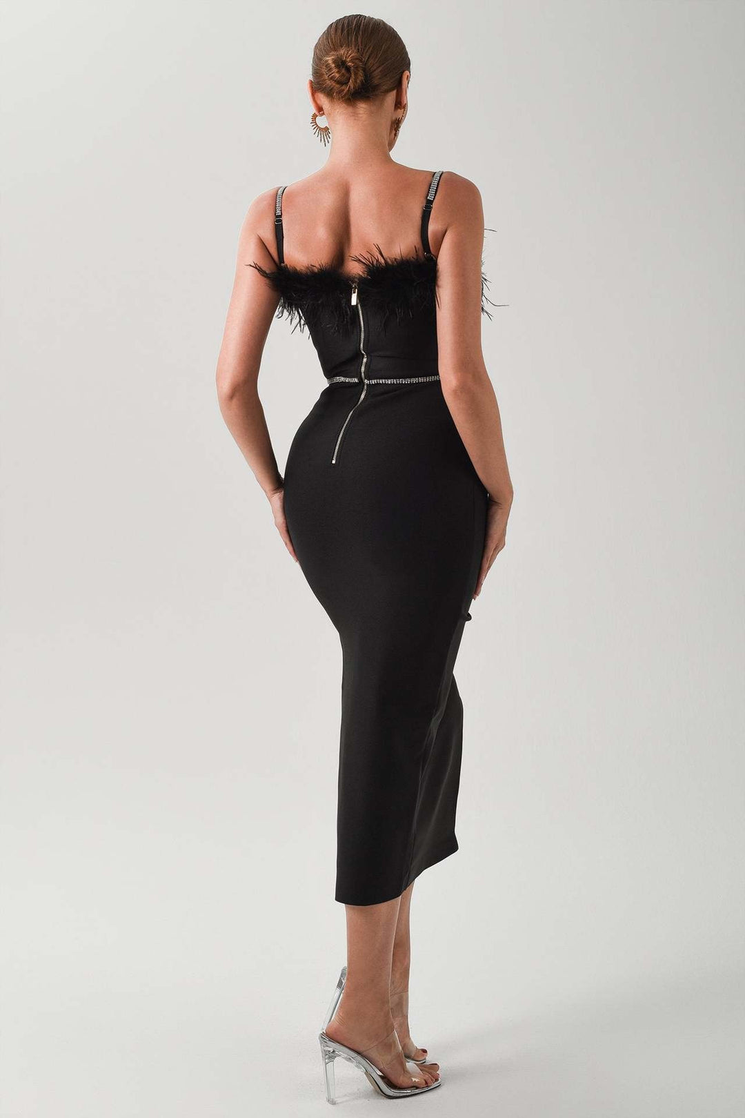 Damen Elegantes Maxikleid mit tiefem Schlitz und verspieltem Federbesatz R&B