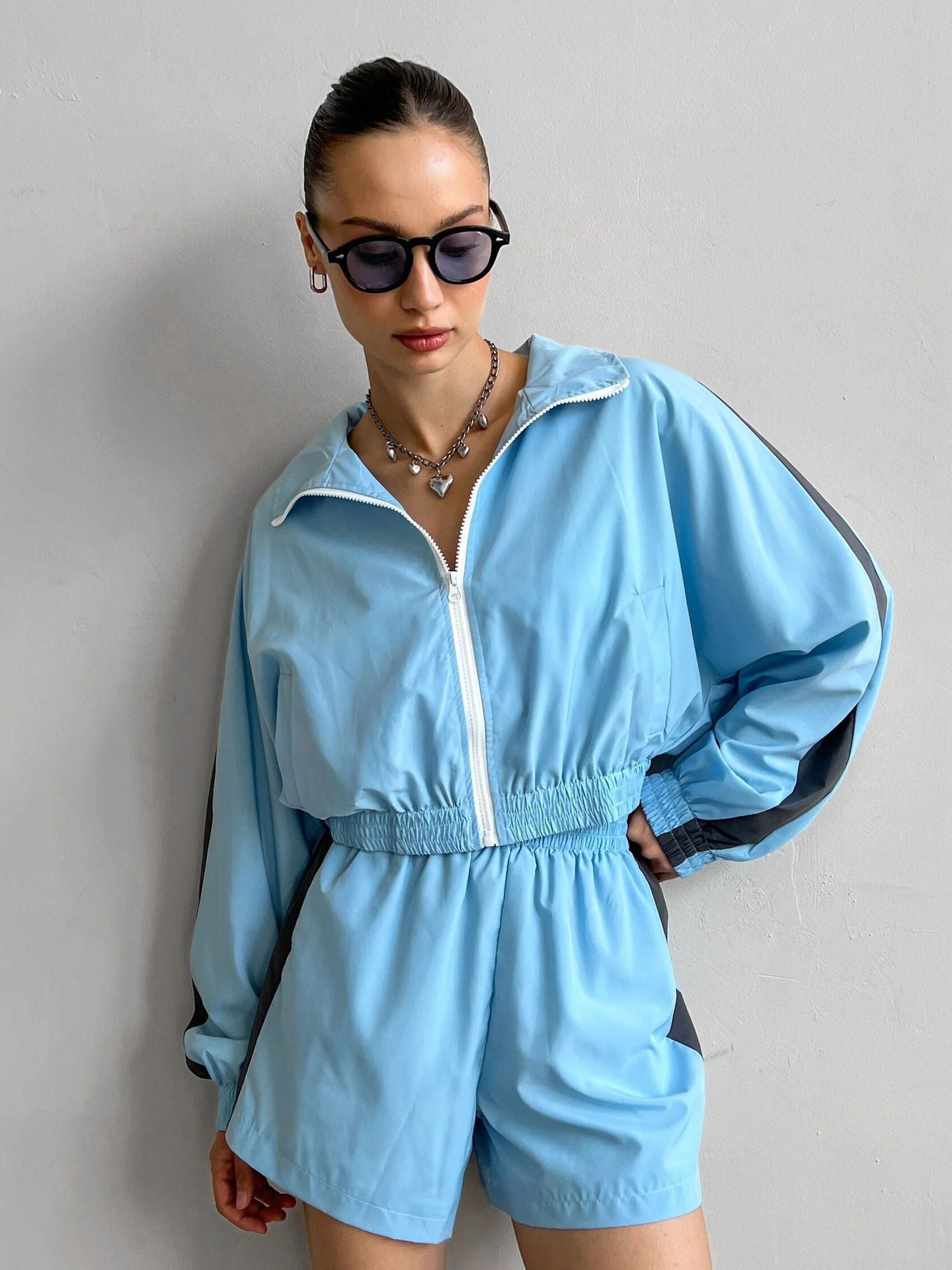 Damen sportliches Set aus funktional atmungsaktivem Material mit Reißverschluss und elastischem Bund