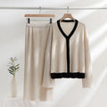 Damen elegantes Strick-Kombinationsset mit tiefem V-Ausschnitt und Kontrastdetails R&B