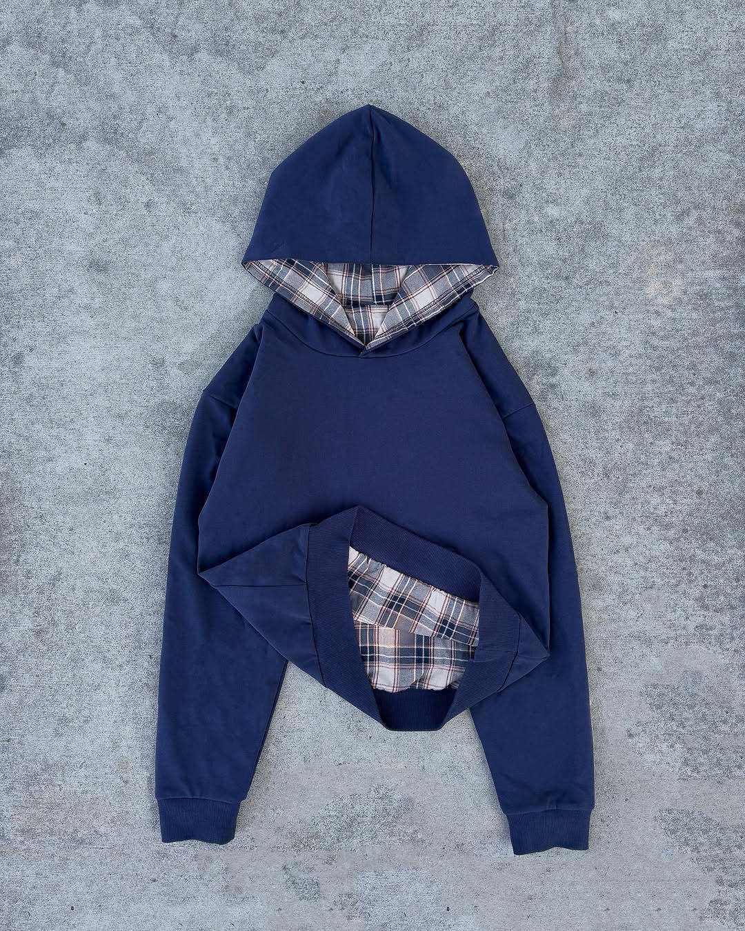 Damen nan kurz geschnittenes Kapuzensweatshirt mit kariertem Flanellfutter und Kängurutasche R&B