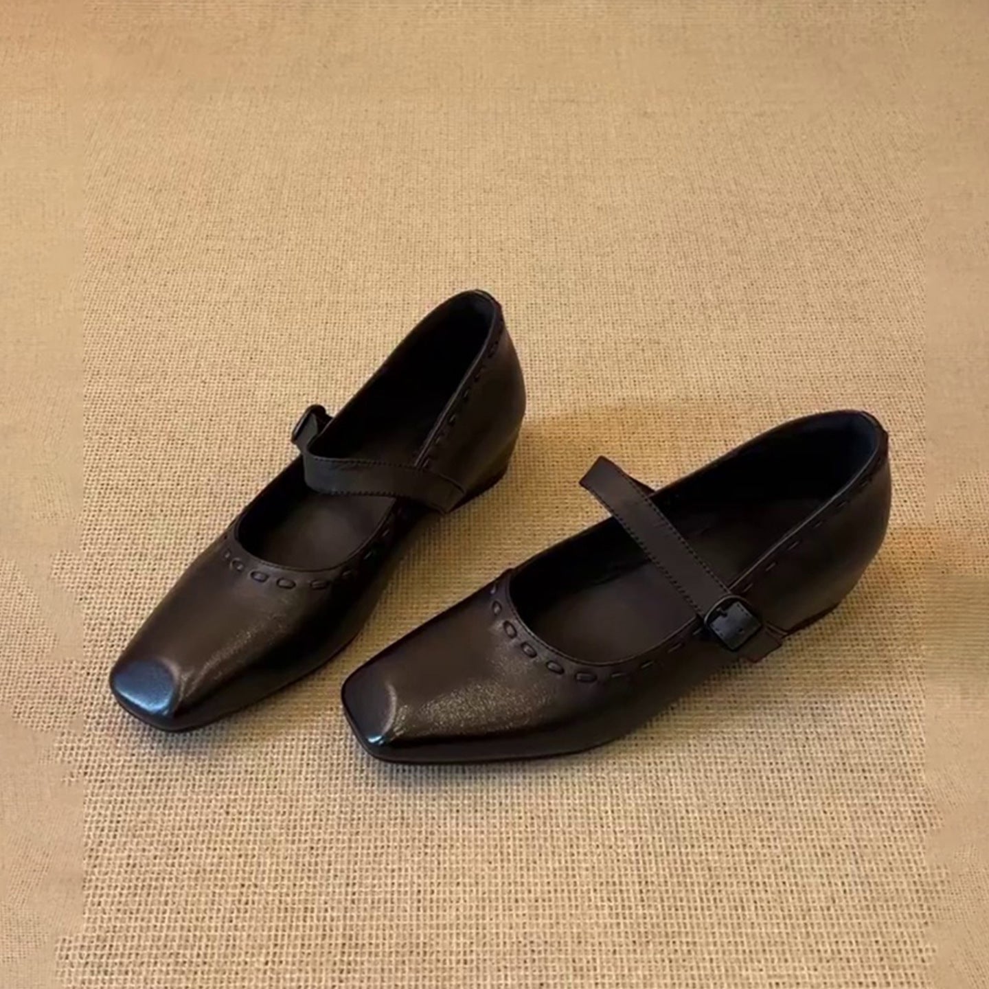 Damen Ballerina mit elegantem Riemen und modischem quadratischem Zehenbereich