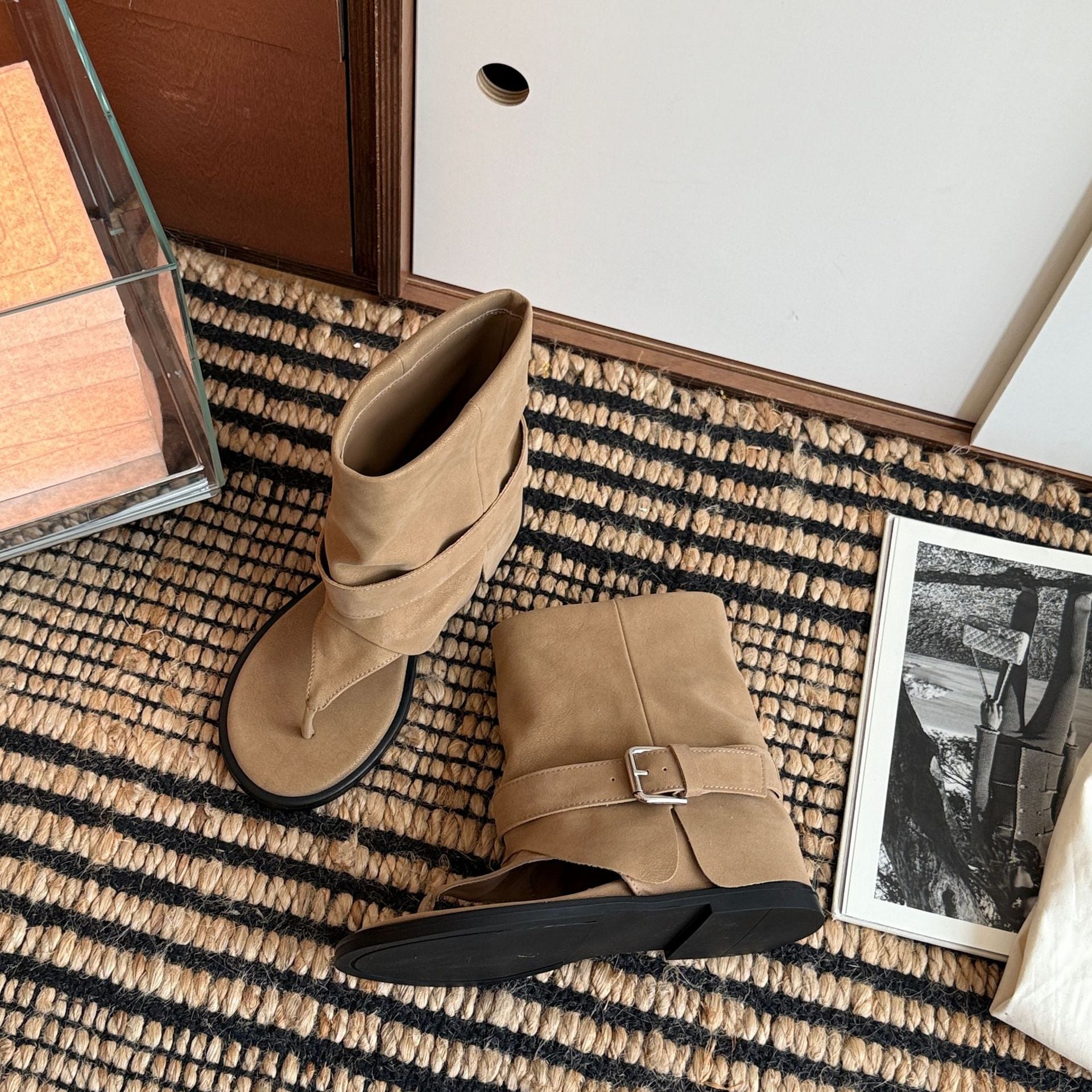 Damen Zehentrenner-Stiefel mit modischem Riemendesign und hochwertiger Veloursleder-Oberfläche