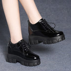 Damen Plateausneaker mit glänzender Oberfläche und robustem Sohlenprofil