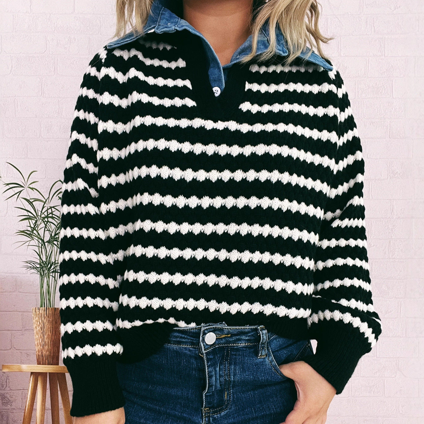 Damen Strickpullover mit tiefem V-Ausschnitt und markantem Streifenmuster R&B
