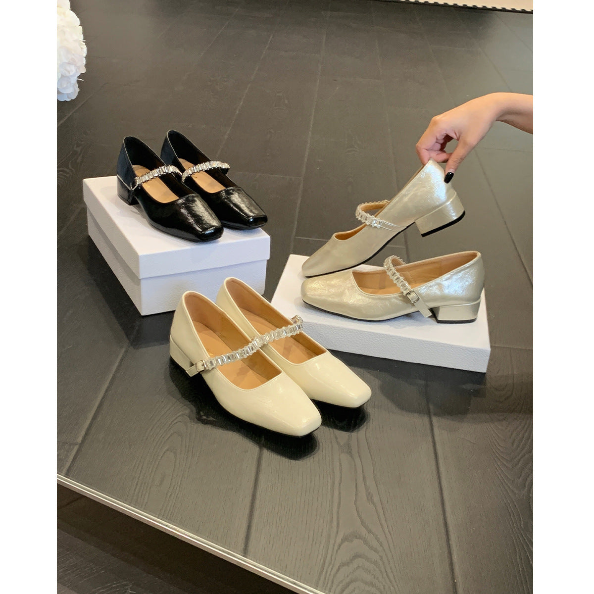 Damen Ballerinas mit schimmerndem Riemchen und elegantem Blockabsatz