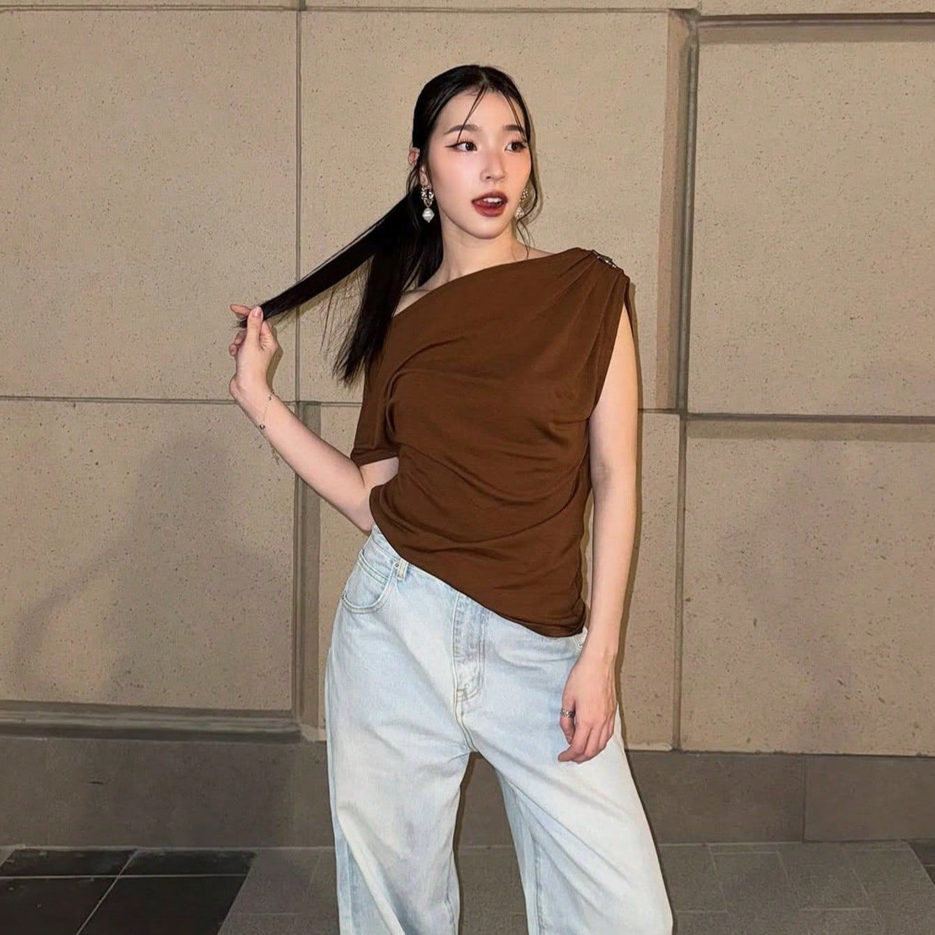 Damen elegantes Oberteil mit asymmetrischem Schnitt und Rüschendetails
