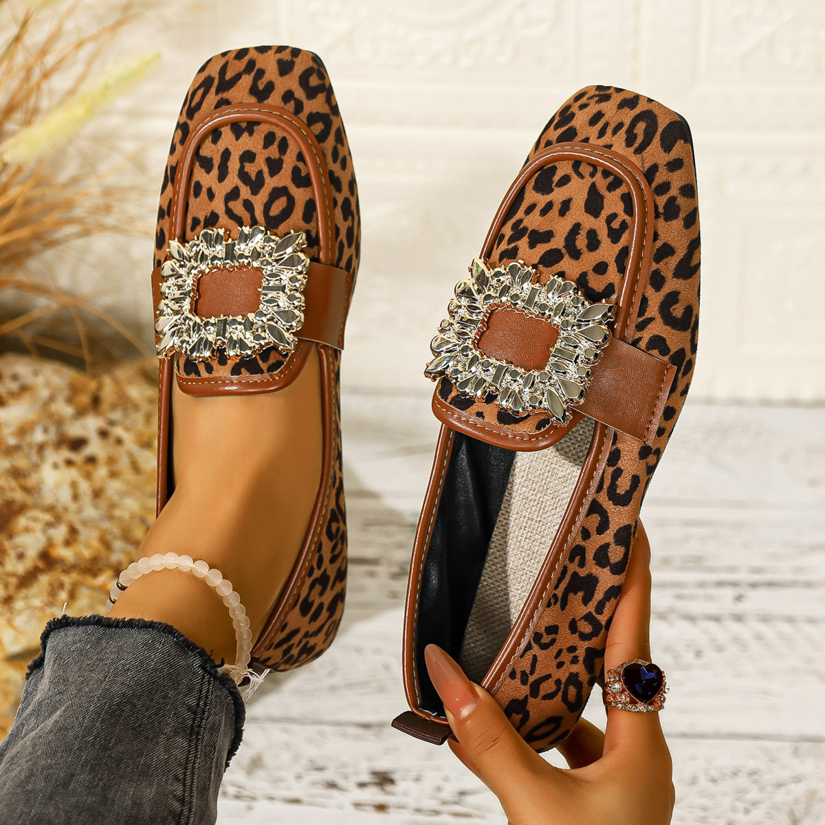 Damen elegante Ballerinas mit geschmackvollem Tiermuster und funkelndem Schmuckdetail R&B