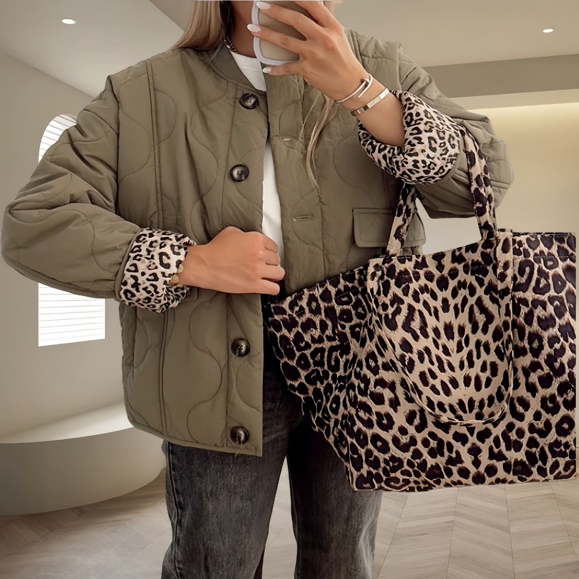 Damen gesteppte Leichtjacke mit trendigen Animal-Print-Ärmeln R&B