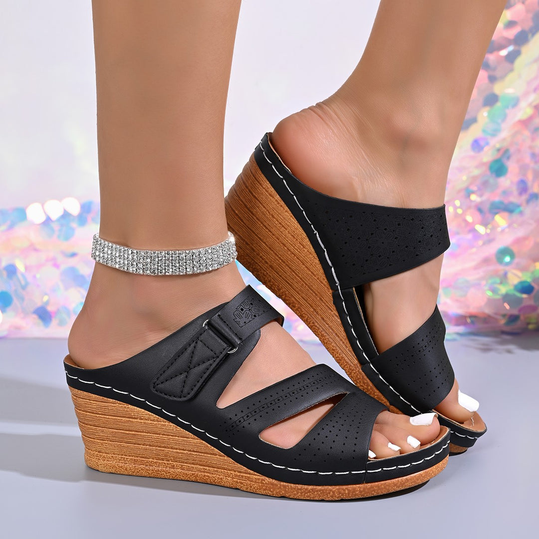Damen Wedge-Pantoletten mit modischem Riemendesign und komfortabler Fußbettung R&B