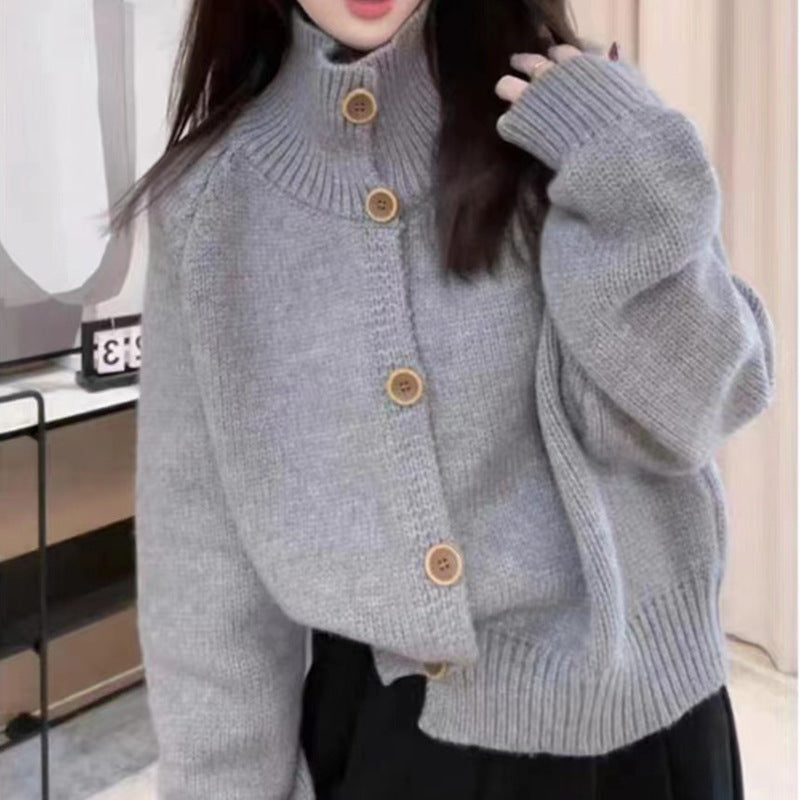 Damen gemütliche Strickjacke mit hohem Kragen und dekorativen Knöpfen R&B
