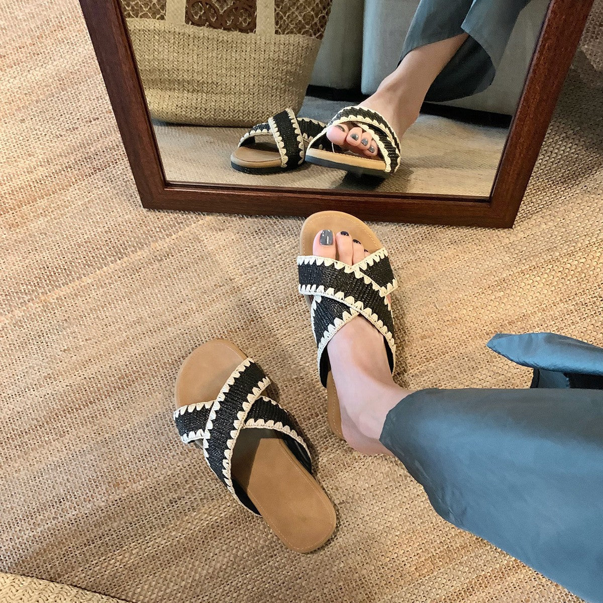 Damen Komfortable und stilvolle Zehentrenner-Sandalen mit raffinierter Faltentechnik R&B