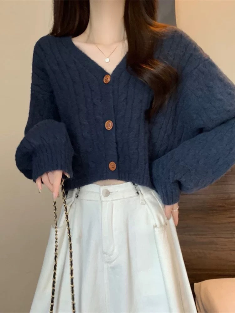 Damen Modischer kurz geschnittener Strick-Cardigan mit Zopfmuster und Knopfdetail R&B