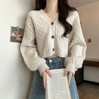 Damen Modischer kurz geschnittener Strick-Cardigan mit Zopfmuster und Knopfdetail