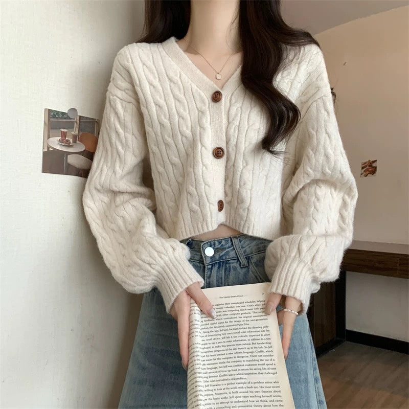 Damen Modischer kurz geschnittener Strick-Cardigan mit Zopfmuster und Knopfdetail