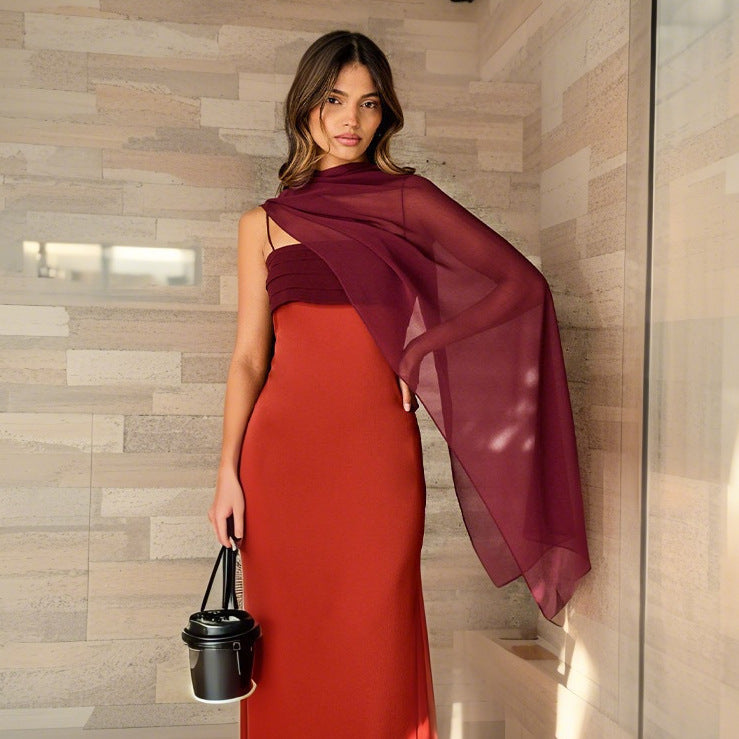 Damen Elegantes, schulterfreies Abendkleid mit Raffungen und Beinschlitz