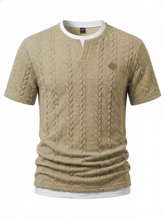 Herren nan texturiertes Kurzarmshirt mit geprägter Zopfstruktur, V‑Einsatz am Rundhals und Lagenlook R&B