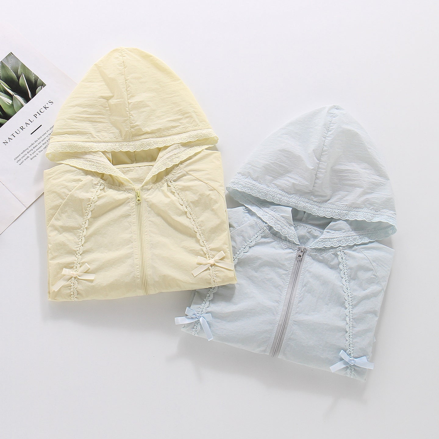 Damen nan romantische Kapuzenjacke mit Spitzendekor, Zierschleifen und gerafftem Saum R&B
