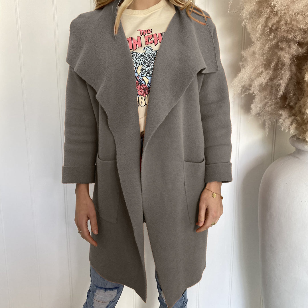 Damen Oversized Strickjacke mit weitem Revers und Taschen R&B