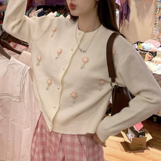 Damen Strickjacke mit kunstvollen Blumenapplikationen und eleganten Perlenknöpfen R&B