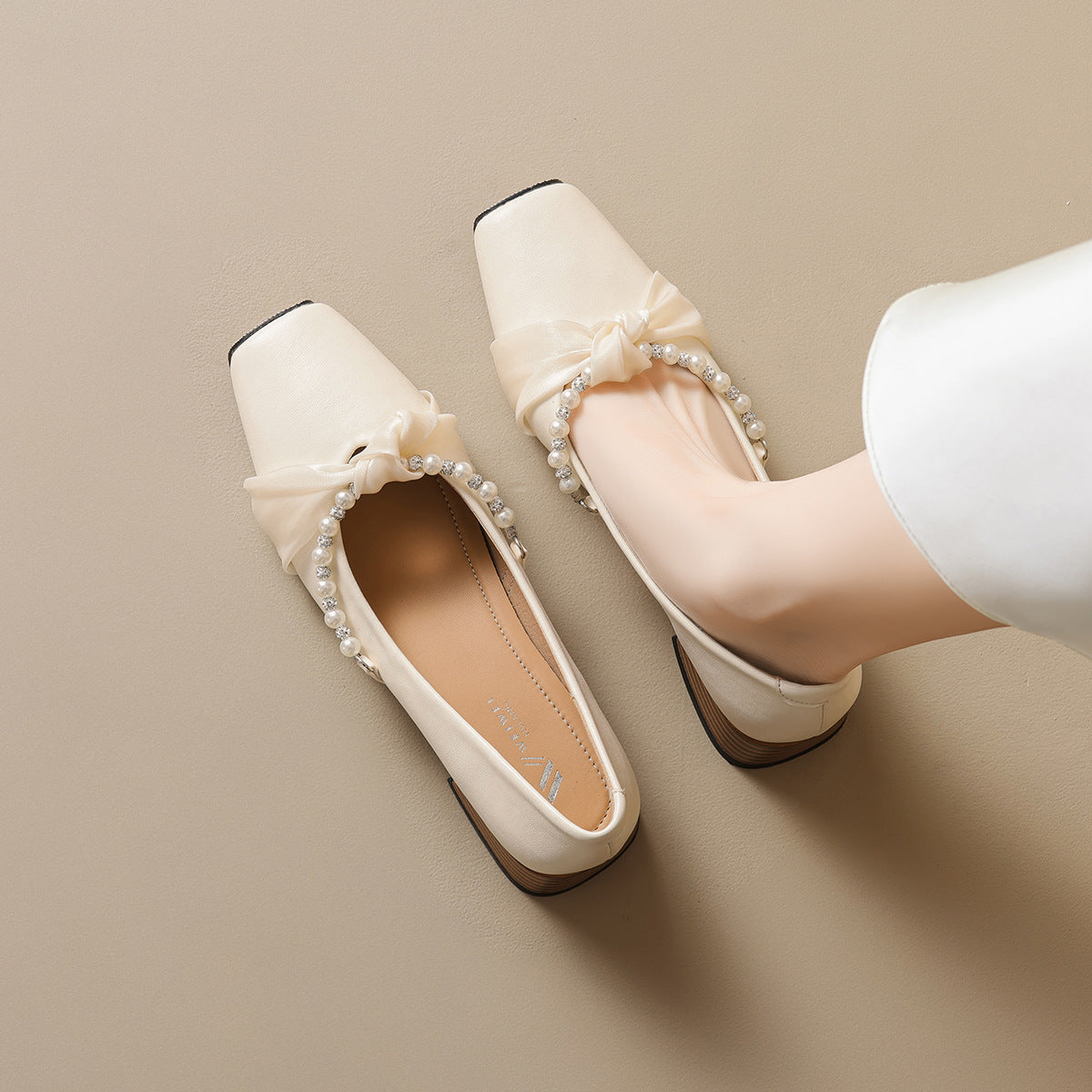 Damen elegante Ballerinas mit modischem Schleifenakzent und funkelnden Perlen