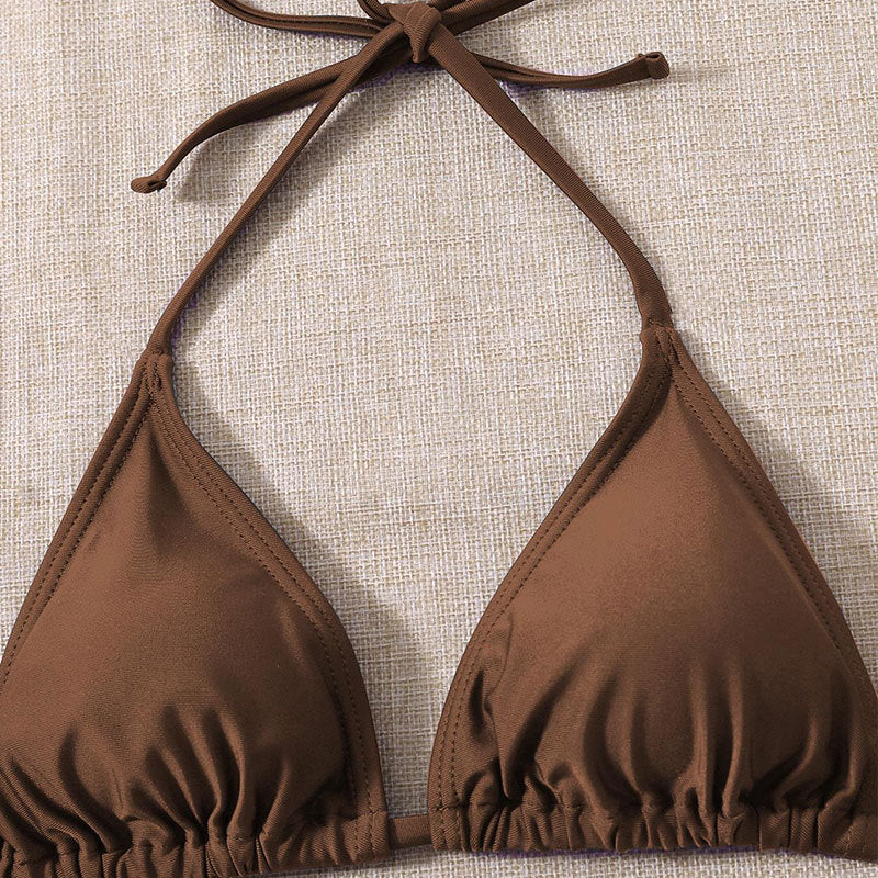 Damen Triangel-Bikini mit einem trendigen Blätter-Muster und einem lässigen Wickelrock R&B