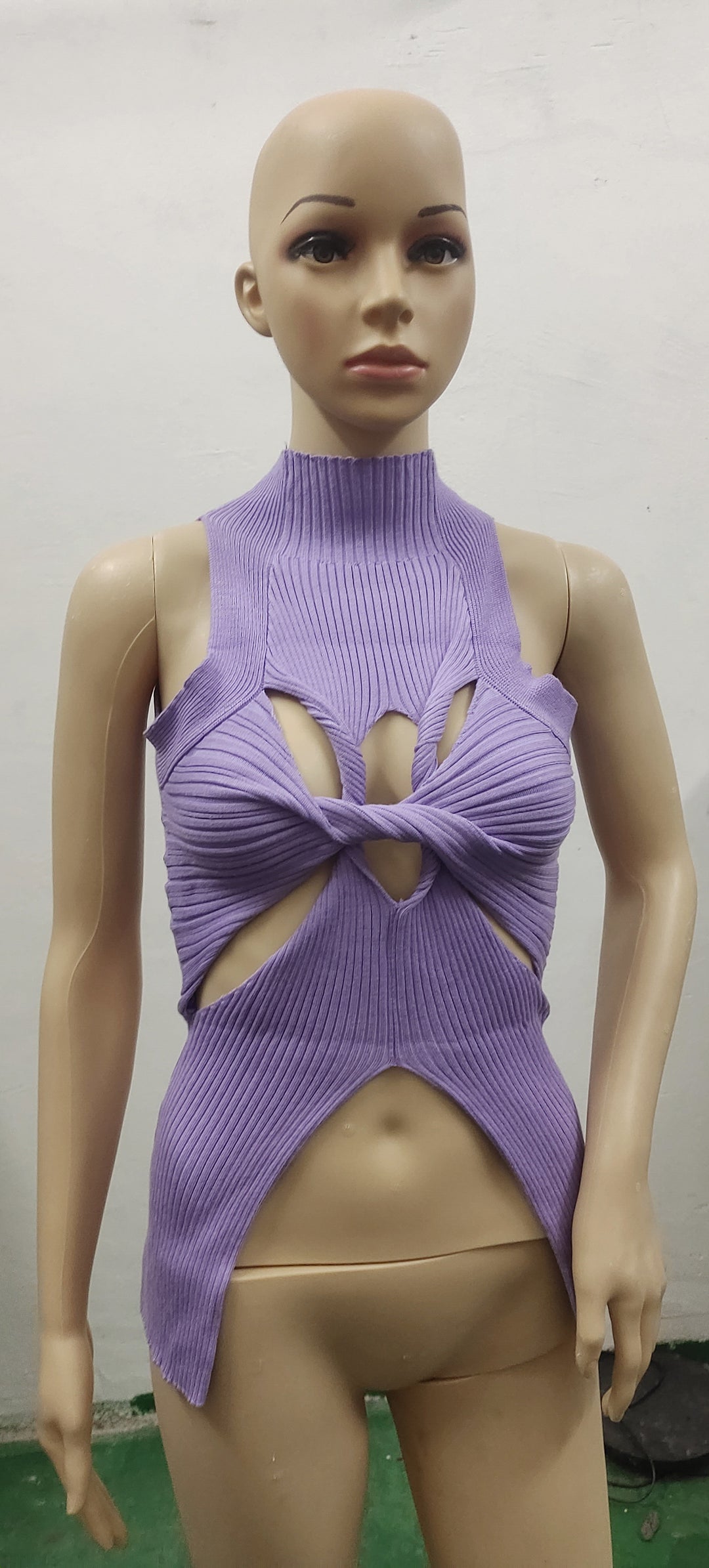 Damen figurbetontes Cut-Out Top mit hohem Kragen R&B