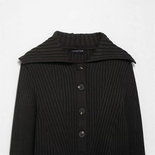 Damen Strickjacke mit breitem Kragen und modischen Knopfdetails R&B