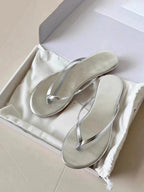 Damen Elegante Flip-Flops mit schimmerndem Riemen und komfortabler Sohle EB