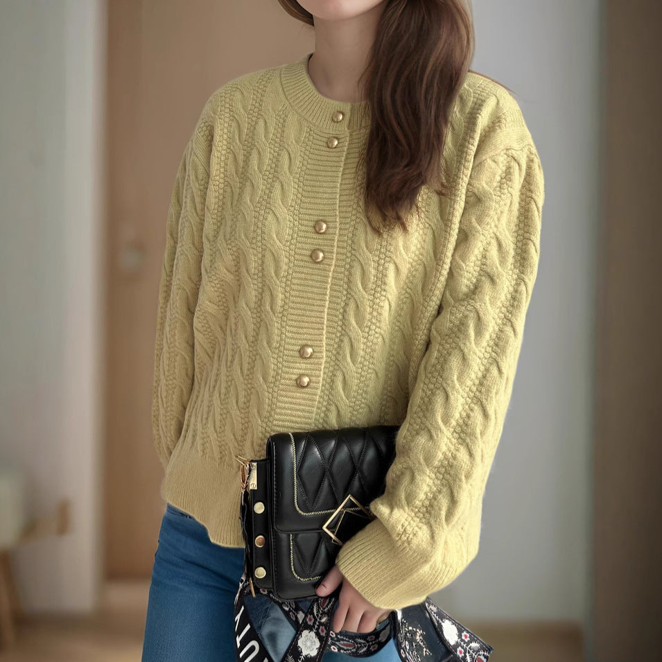 Damen Strickjacke mit eleganter Zopfmusterstruktur und dekorativen Knöpfen R&B