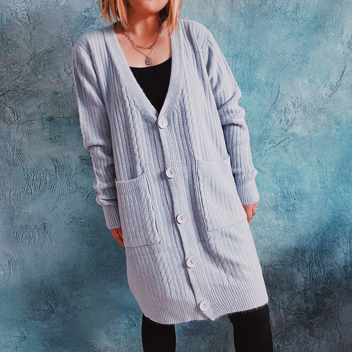 Damen Grobstrickjacke mit modernen Knopfdetails und lässigem Schnitt R&B