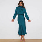 Damen Satin-Maxikleid mit hohem Kragen und Raffungen R&B