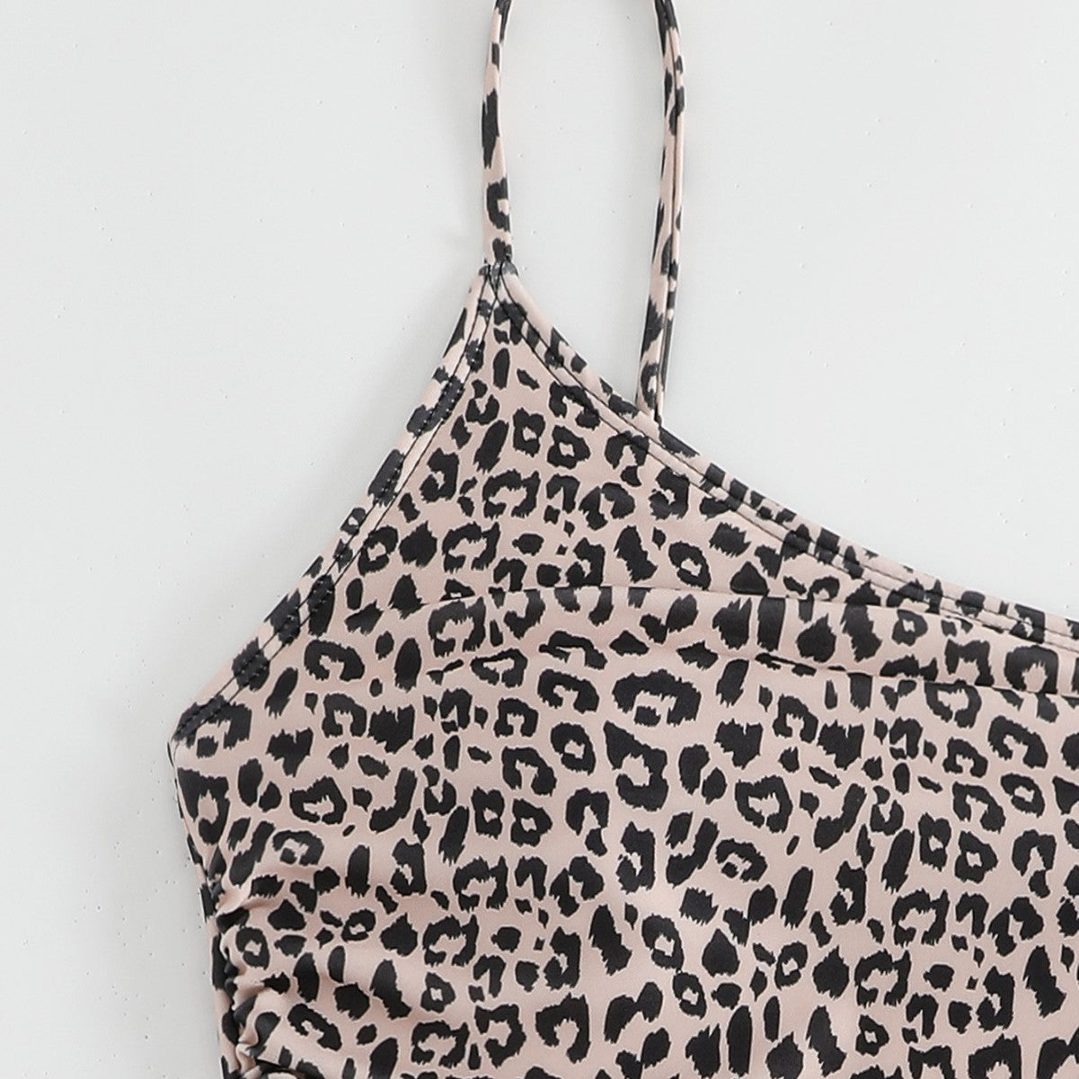 Damen One-Shoulder Badeanzug mit stylischem Animal-Print und femininen Raffungen R&B