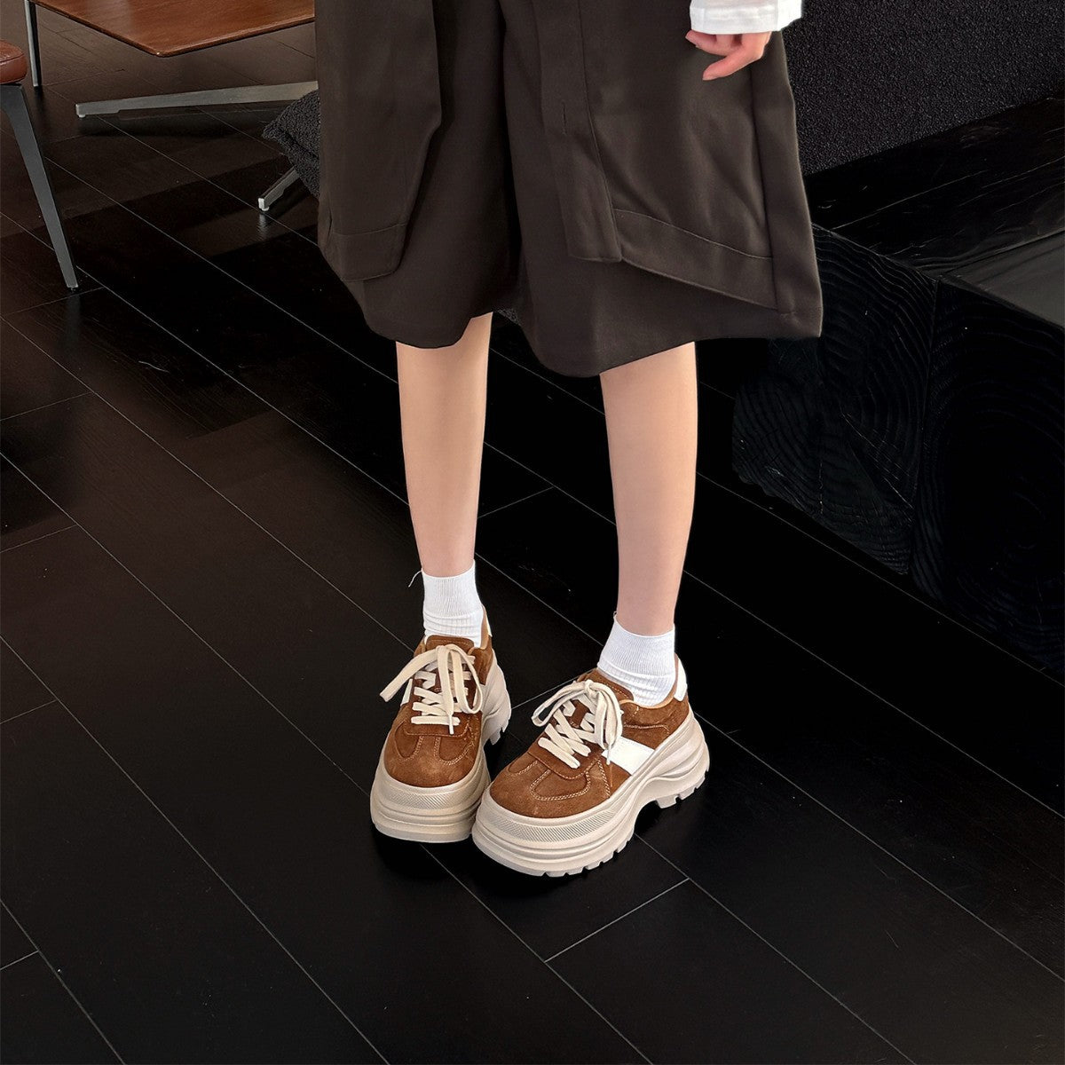 Damen Chunky Sneaker mit hochwertigem Wildleder-Obermaterial und rutschfester Sohle R&B