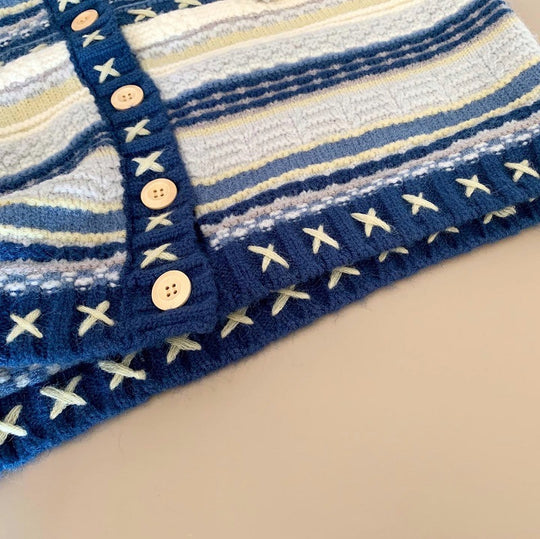 Damen Strickjacke mit buntem Streifenmuster und dekorativen Knöpfen R&B
