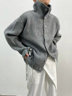 Damen Modischer Strickpullover mit hohem Kragen und Knopfdetails