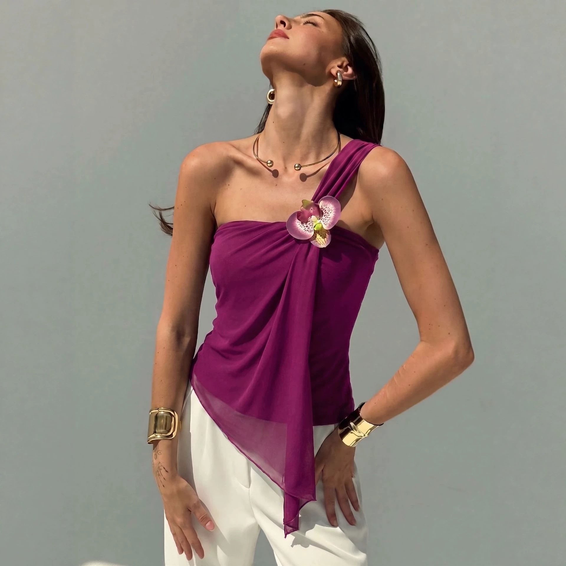 Damen nan asymmetrisches Einschulter-Chiffon-Oberteil mit Drapierung und Zierbrosche R&B