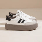 Damen Plattform-Sneaker mit trendigem Design und hochwertiger Oberflächenstruktur R&B