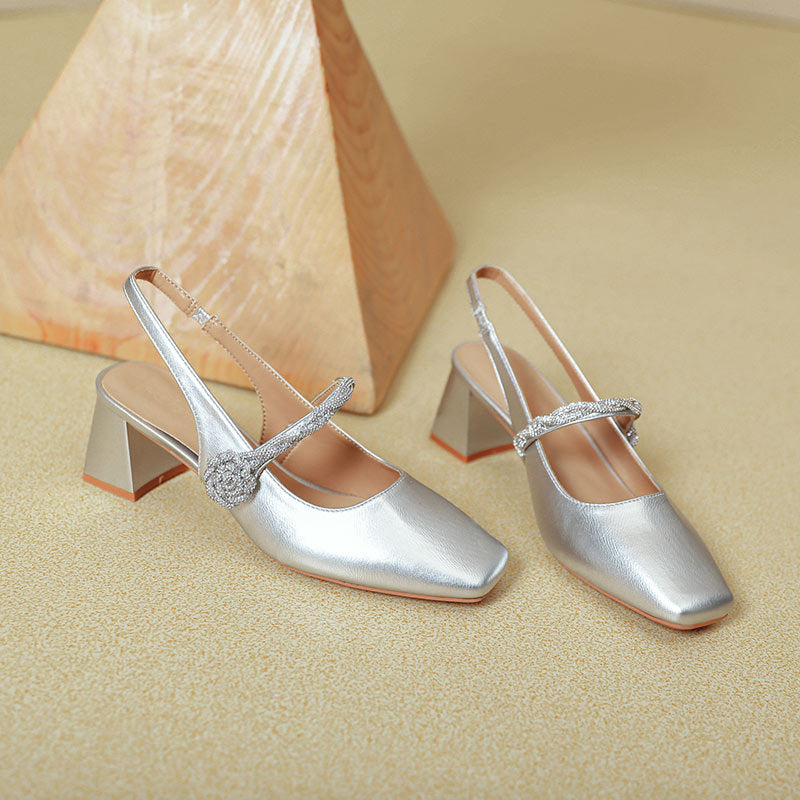 Damen Slingback-Pumps mit elegantem Glanz und dekorativem Riemen