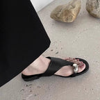 Damen Zehentrenner mit modischem Riemendesign und eleganter Metallverzierung R&B