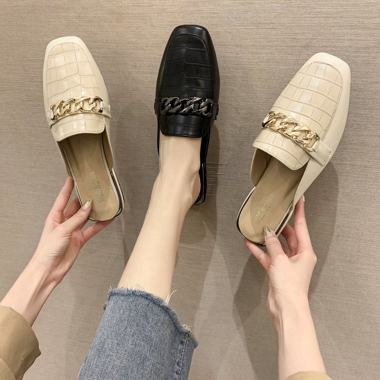 Damen Mules mit hochwertiger Kroko-Prägung und modischer Kettenapplikation EB