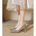 Damen Elegante Pumps mit glanzvollem Riemen und funkelndem Schleifenakzent