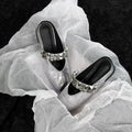 Damen Mules mit glamourösen Nieten und glänzender Oberfläche