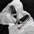 Damen Mules mit glamourösen Nieten und glänzender Oberfläche